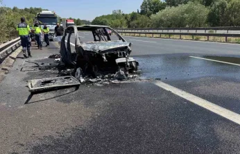 Otomobil alev alev yandı, geriye demir yığınları kaldı