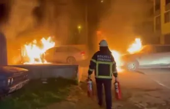 Park halindeki araç alev alev yandı