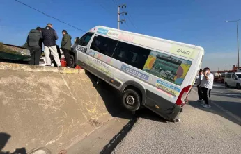 Park halindeki minibüs duvardan yolun kenarına düşerek asılı kaldı