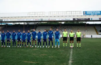 Rakip maça çıkmayınca kendi aralarında çift kale maç yaptılar