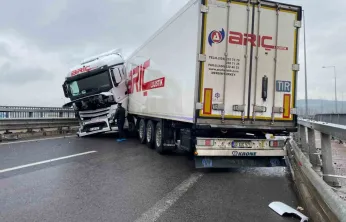 Sağanak beraberinde kazayı getirdi: Kuzey Marmara Otoyolu'nda tır makasladı