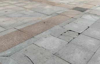 Seka Park zemini çatladı