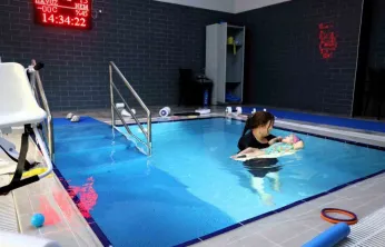 Serebral palsili Duru'nun tedavisi suyun gücüyle destekleniyor