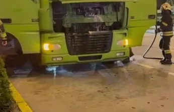 Seyir halindeki tır alev aldı