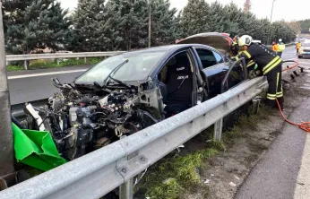 TEM'de otomobilin çarptığı bariyer yerinden söküldü: 1 yaralı