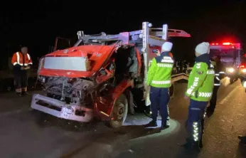 Taşıdığı araçla çarptığı tır arasında sıkıştı