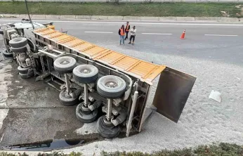 TEM Otoyolu'nda mıcır yüklü kamyon devrildi