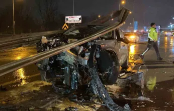 Ters yönden yola giren otomobil bariyerleri biçti: 1 yaralı