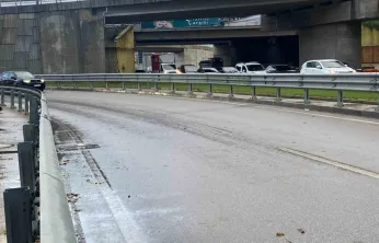 Yağışlı havada bariyere çarpan motosikletin sürücüsü hayatını kaybetti