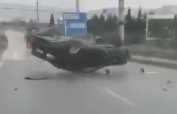 Yağışlı yolda makas atan otomobil tepetaklak oldu
