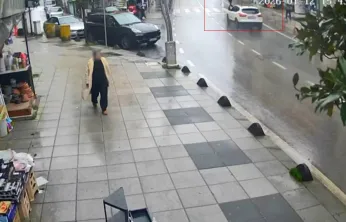 Yaya geçidinde otomobilin çarptığı kadın yaşam mücadelesi veriyor