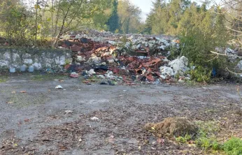 Yeşil alan moloz döküm sahası gibi kullanılıyor