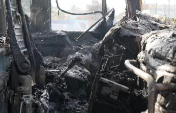 Yolcu otobüsü alevlere teslim oldu: Araç demir yığınına döndü