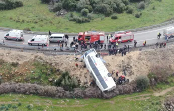 Yolcu otobüsü şarampole yuvarlandı: 8 ölü, 26 yaralı