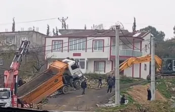 Yük boşaltan kamyon askıda kaldı