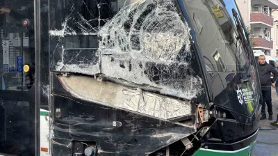 Kocaeli'de çöp kamyonu tramvaya çarptı: 3 yaralı