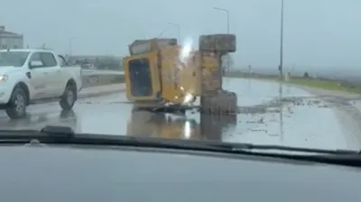 Kocaeli'de korku dolu anlar! İş makinası devrildi