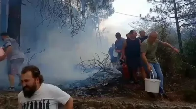 Mahalleli birlik oldu, orman yangınına kovalarla müdahale etti