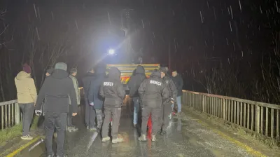 Otomobil çaya uçtu: Baba ve oğlu öldü