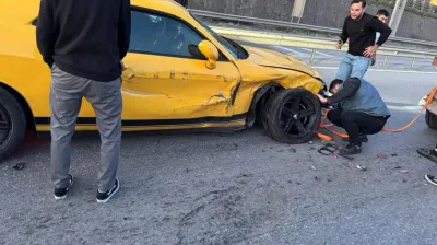 Tırın altına girdi