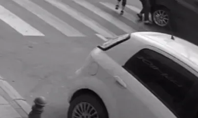Yaya geçidinde görme engelli kadının ayağının üzerinden otomobil geçti