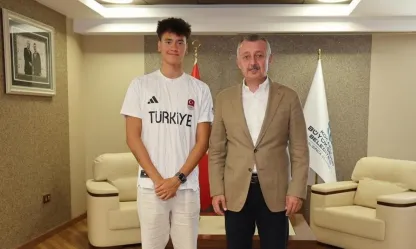 Büyükakın İzmitli şampiyonu kutladı