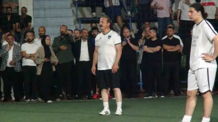 Ağıralioğlu, Kocaeli'de halı sahada maç yaptı