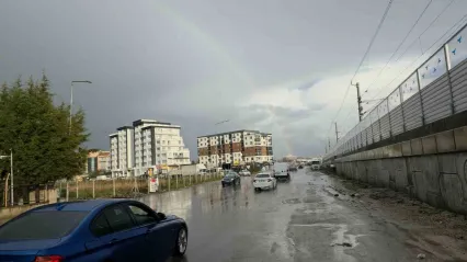 Fırtınada yollar göle döndü, ağaç dalları kırıldı