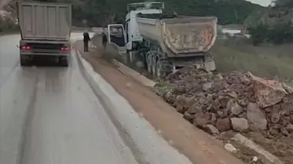 Freni boşalan damperli güçlükle durabildi