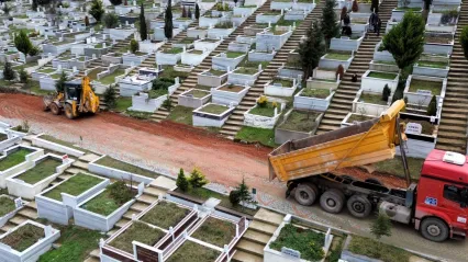 Kocaeli Kent Mezarlığı'nda su hattı yenileme çalışması