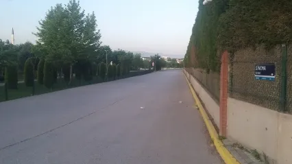Yayalar bu yolda yürürken tehlikede