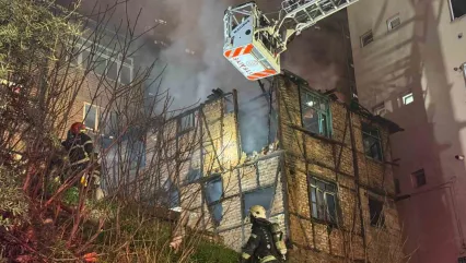 Alev alev yanan iki katlı ahşap metruk bina küle döndü