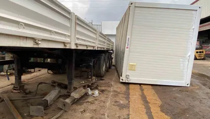 Kocaeli'de konteyner ile tır dorsesi arasında sıkışan işçi yaralandı