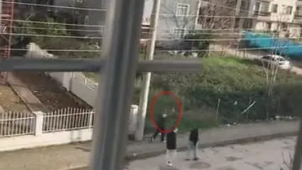 Sokak ortasında havaya ateş etti