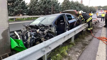 TEM'de otomobilin çarptığı bariyer yerinden söküldü: 1 yaralı