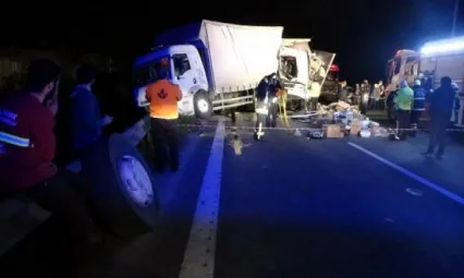 Körfez'de iki kamyon fena çarpıştı: 1 Yaralı!