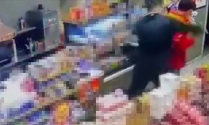 Akaryakıt istasyonunda çalışan genci darbeden alkollü müşteri gözaltına alındı