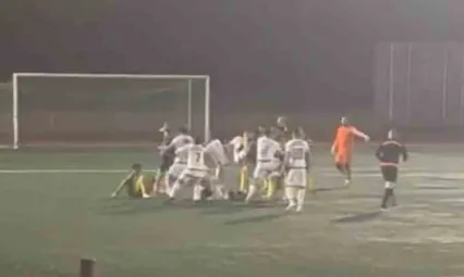 Amatör maçta futbolcular tekme tokat birbirine girdi