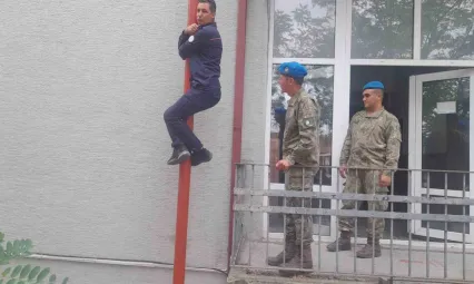 Askeri personele yangın tatbikatı