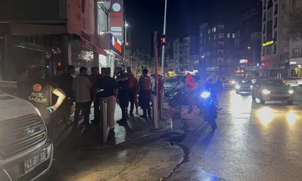 Bıçaklı kavgada yaralayan ve yaralı olay yerinden kaçtı