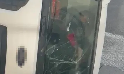 Devrilen beton mikserinin içinde mahsur kalan sürücü balyozla kendini kurtardı