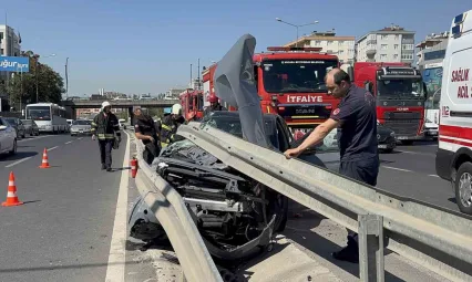Otomobil demir bariyerlerin altına girdi: 2 yaralı