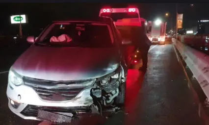 Kocaeli'de bariyerlere çarpan otomobilin sürücüsü yaralandı