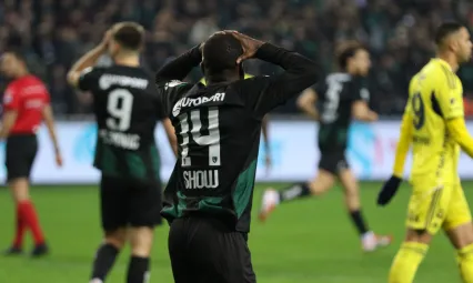 Fenerbahçe, İzmit'te hakemle kazandı: 0 -  2