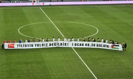 Kocaeli'de takımlar sahaya Filistin pankartıyla çıktı