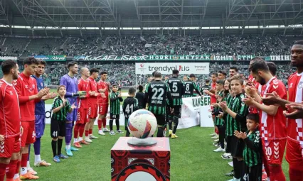 Şampiyon Kocaelispor son maçına alkışlarla çıktı