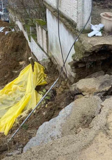 İnşaat kazısında toprak kaydı, yolun bir bölümü çöktü