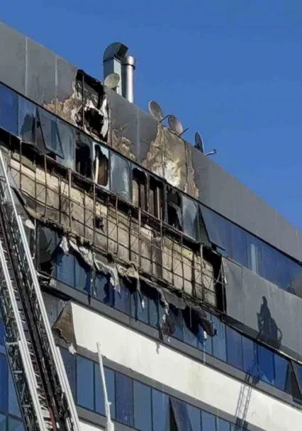 İş merkezinin dış cephesinde yangın çıktı