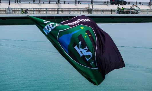 Osmangazi Köprüsü'ne dev şampiyon Kocaelispor bayrağı asıldı