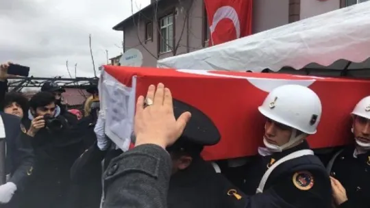 ''Seni al bayraklar içinde damat mı ettim yavrum'